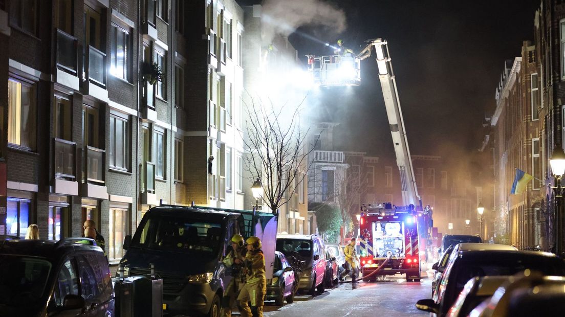 Bewoonster van balkon gehaald bij brand in Duinoord