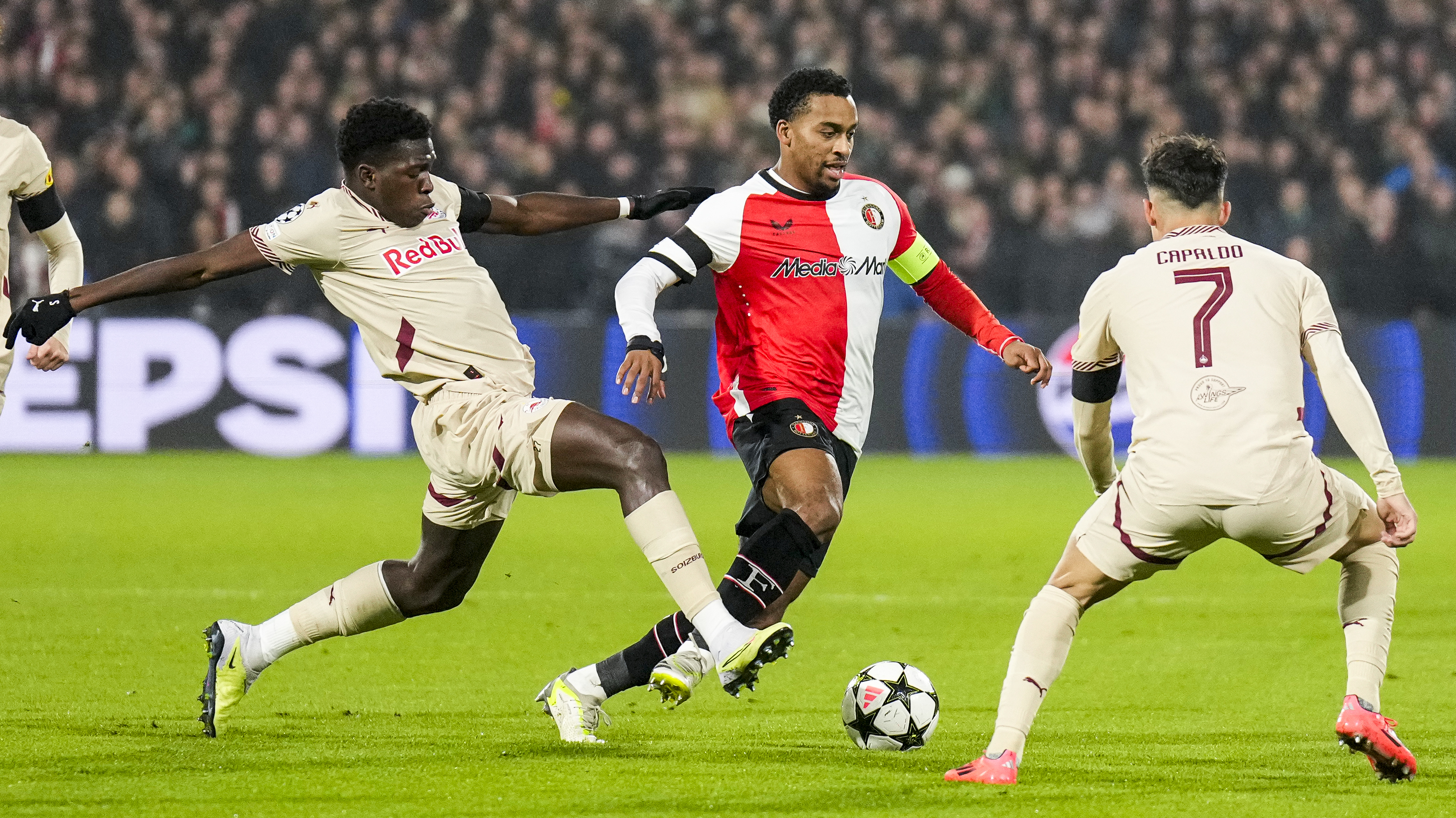Quinten Timber in actie namens Feyenoord in de wedstrijd tegen Salzburg