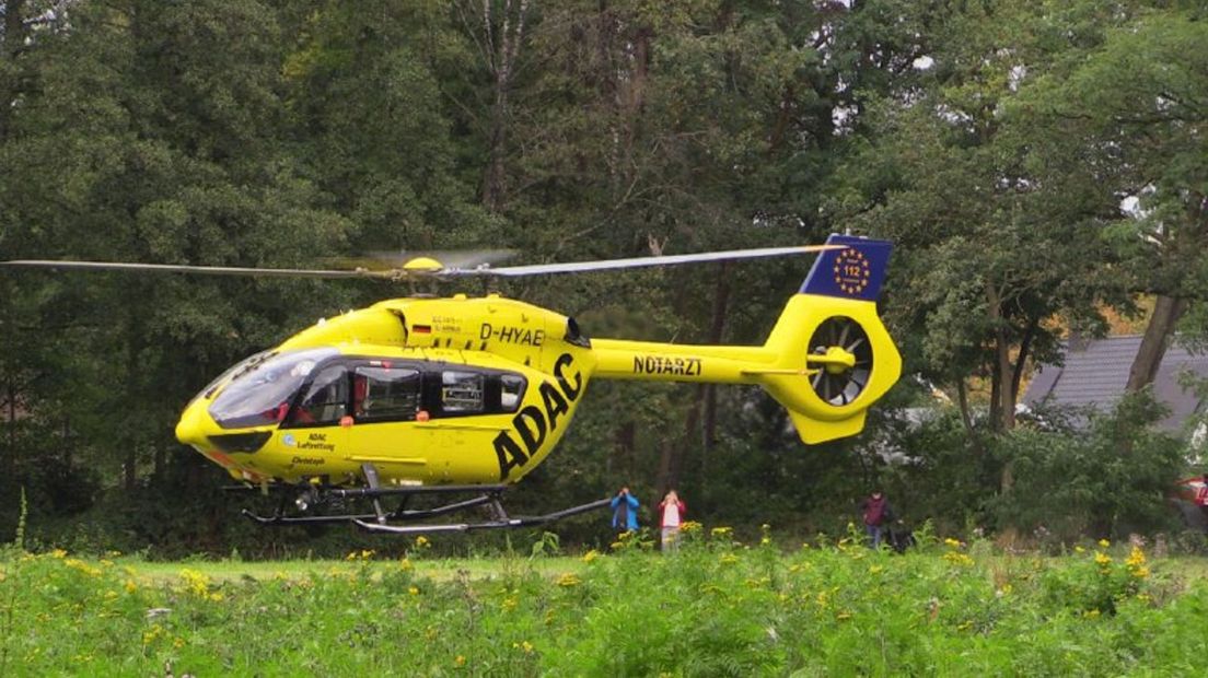 Traumahelikopter landt tussen de bomen