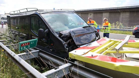 Ongeluk op snelweg: busje ramt wegafzetting. Ongeluk op snelweg: busje ramt wegafzetting.