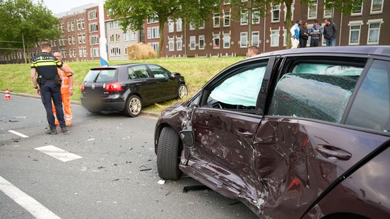 Autos zwaar beschadigd na botsing. Autos zwaar beschadigd na botsing.