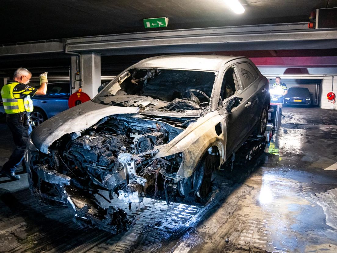 Er brandden twee auto's in de parkeergarage uit.