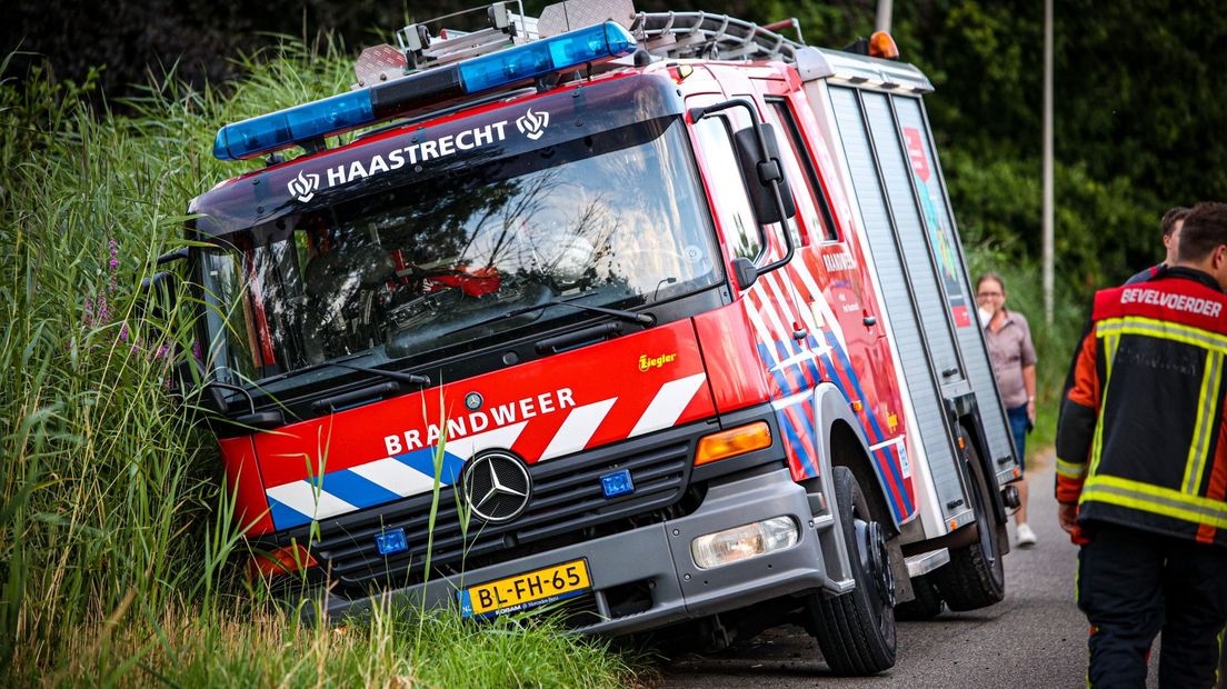 De brandweerwagen staat schuin in de berm