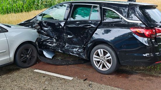 Fietser zwaargewond • forse schade na botsing. Fietser zwaargewond • forse schade na botsing.