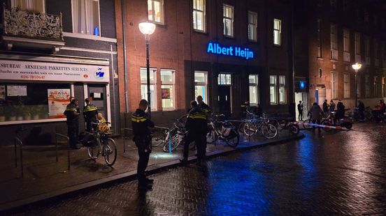 Man met fles gestoken voor supermarkt