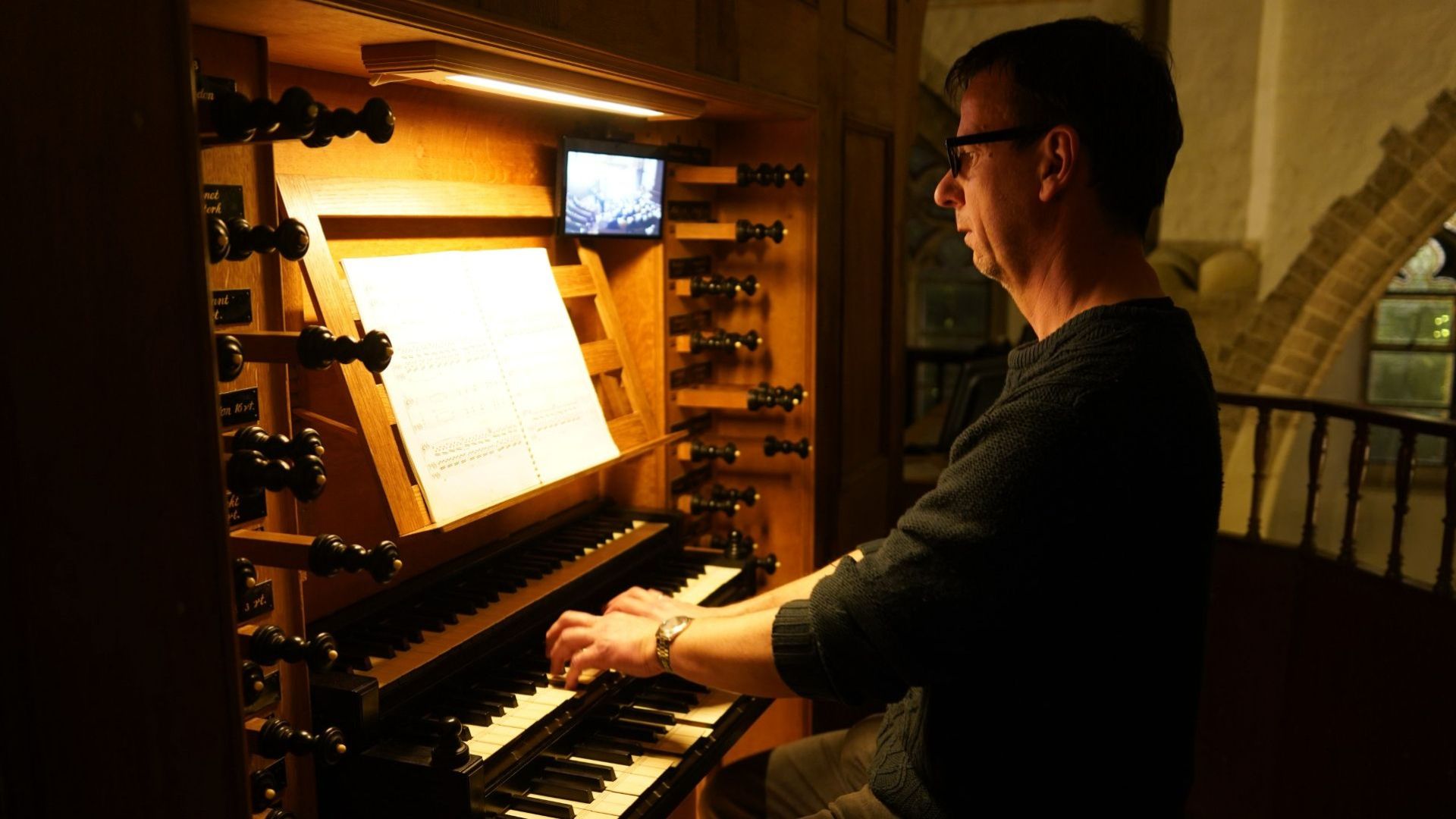 Harry van Wijk bespeelt een orgel.