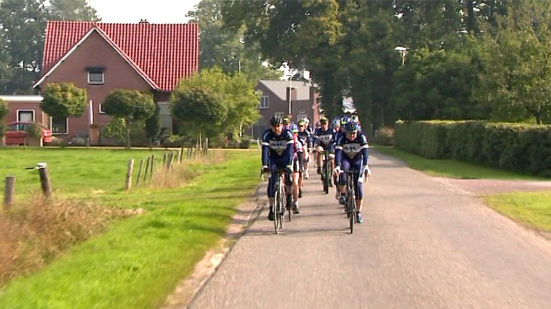 Veertien fietsers van fietsclub FTC Wenters in Winterswijk zijn vandaag opgeleid tot zogeheten wegkapitein. De cursus is opgezet door wielersportbond NTFU en VeiligheidNL. Die willen met de campagne ‘De echte wielrenner laat van zich horen’ het goede voorbeeld geven.