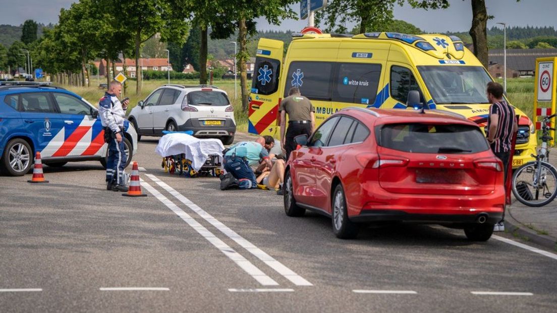 Bij de aanrijding raakte een jonge fietsster gewond.