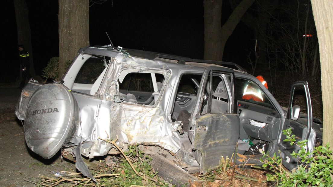 Een automobilist liet zaterdag rond middernacht zijn twee inzittenden in de steek na een ongeluk.