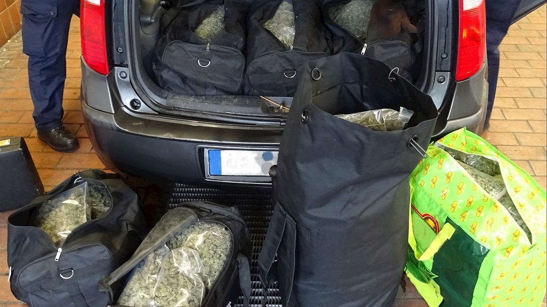 Tassen marihuana in kofferbak auto