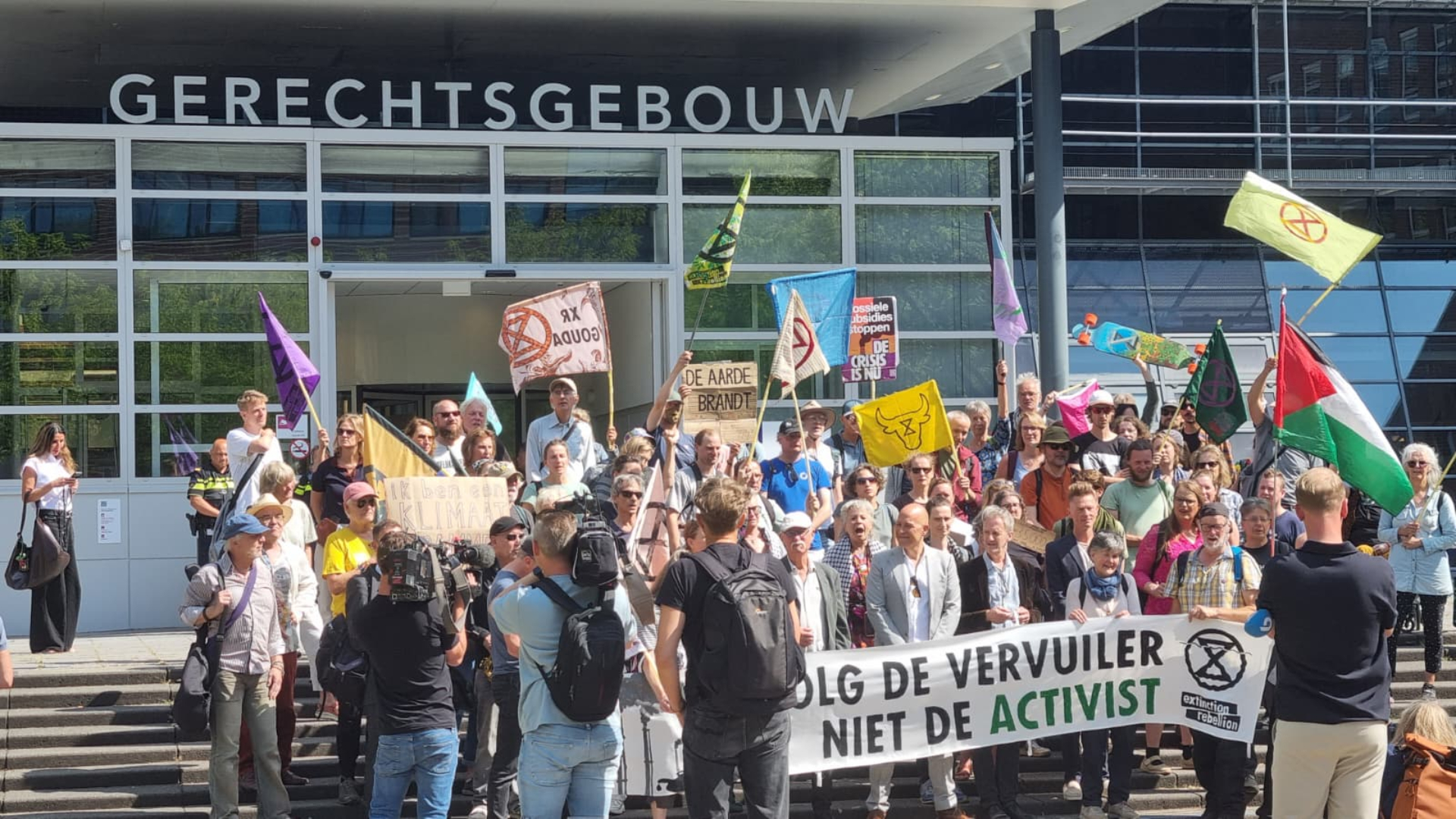 Tientallen XR-sympathisanten bij rechtbank voor zaak over A12-blokkade