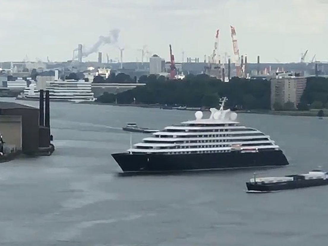 De Scenic Eclipse komt aan in Rotterdam - foto : Jacco van Giessen