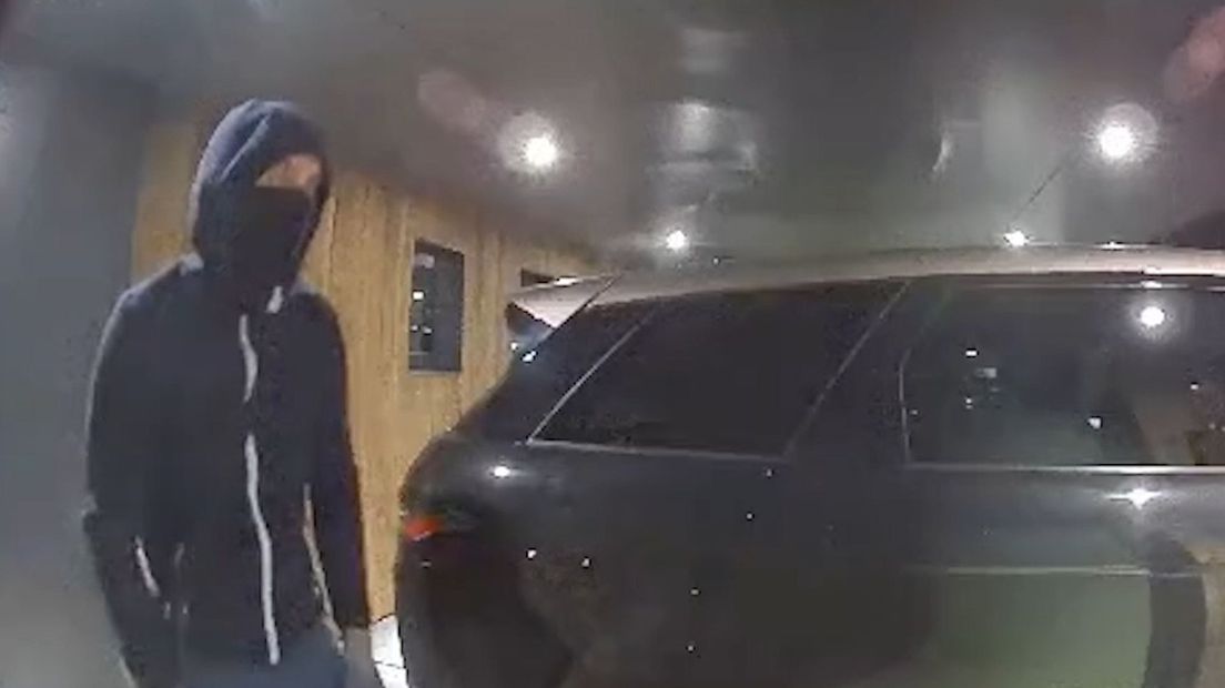 De politie zoekt deze inbreker.