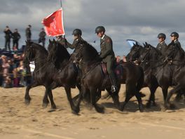 Tymon rijdt mee met spectaculaire strandoefening cavalerie Prinsjesdag