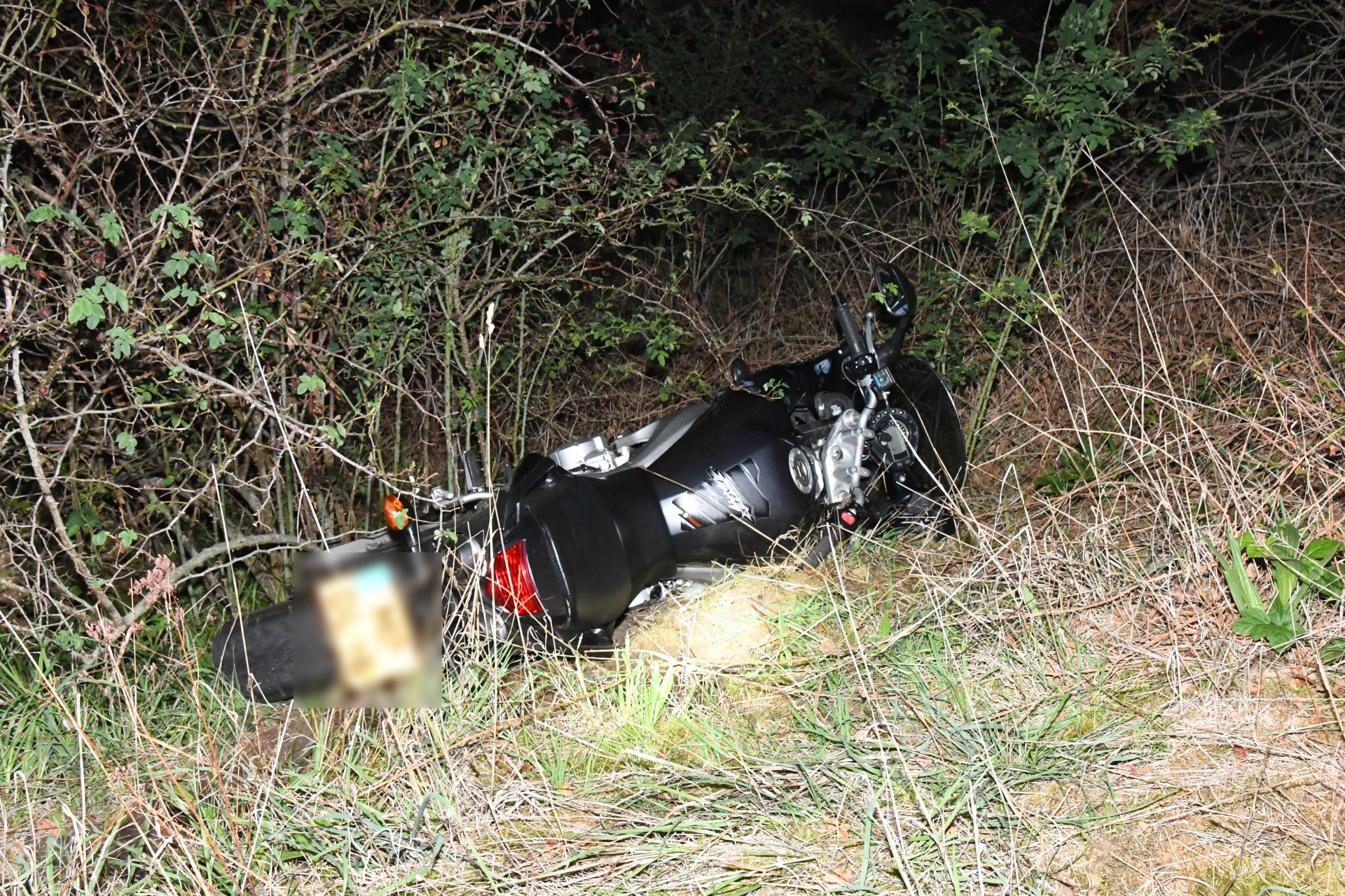 Motorrijder klapt op slagboom bij Rilland
