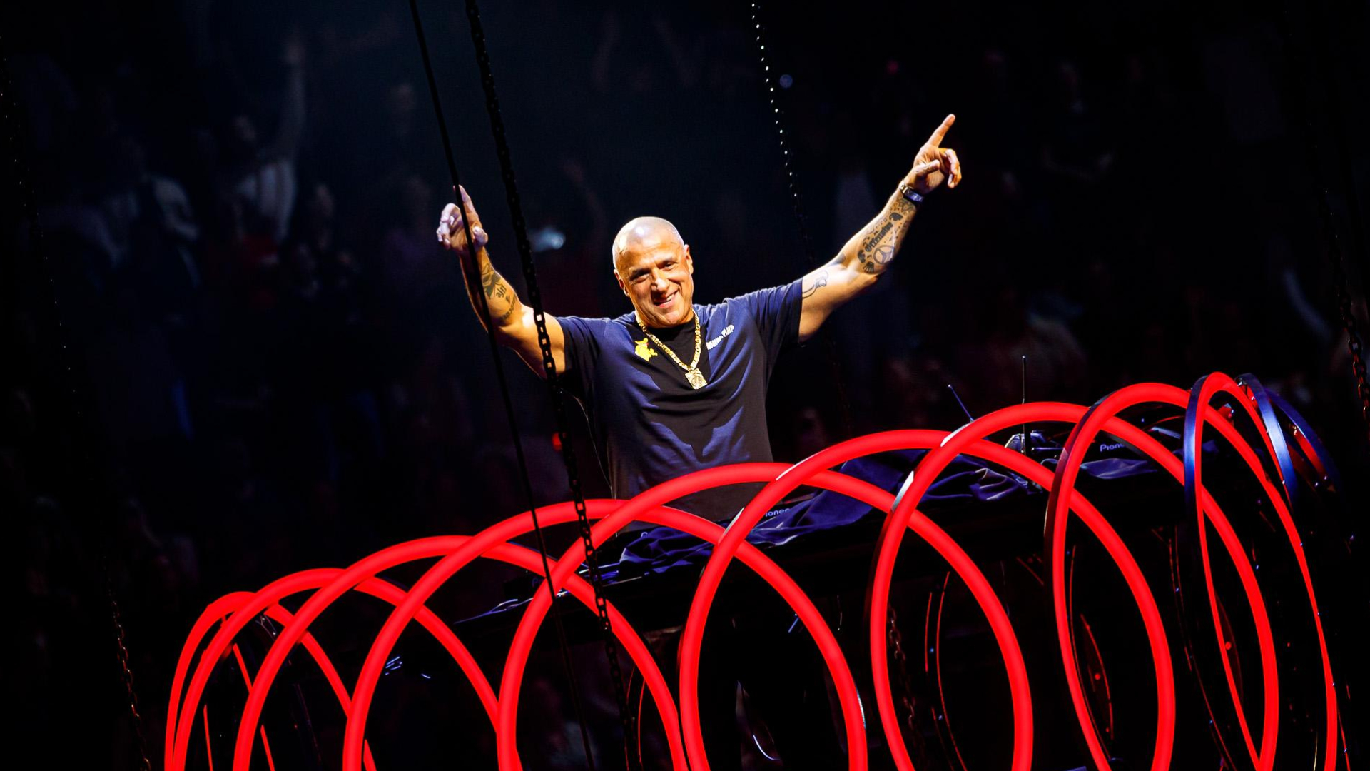 Paul Elstak tijdens een van de shows op Vrienden Van Amstel LIVE