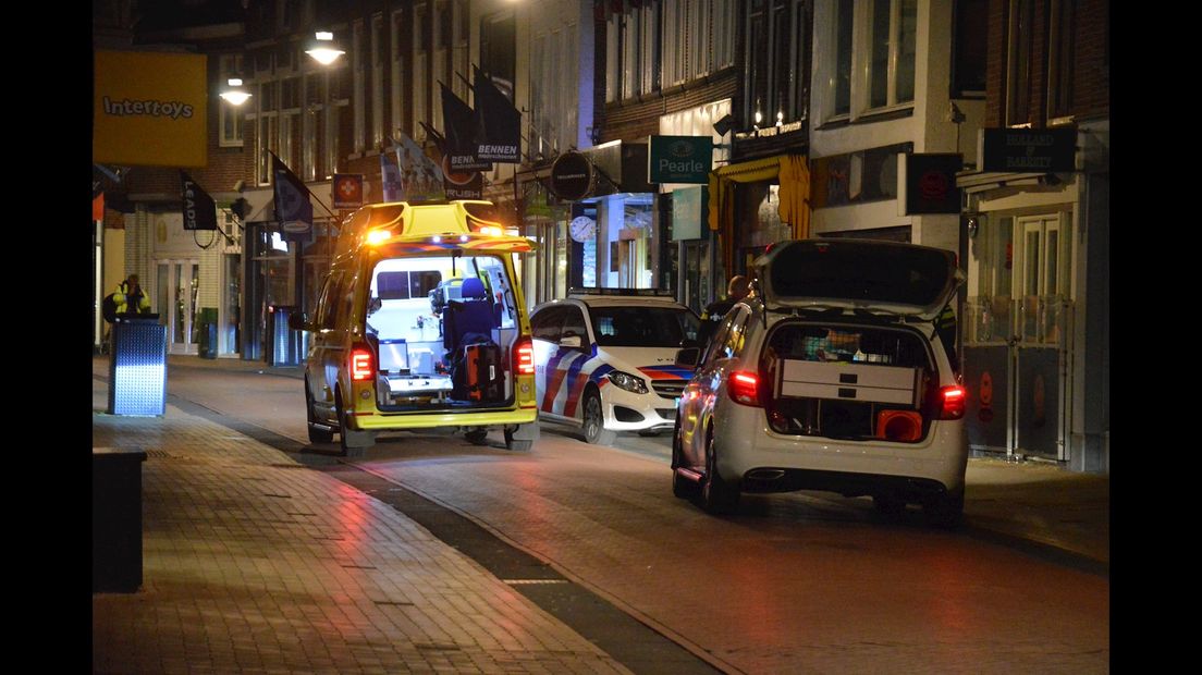 Hulpverlening aan gewonde na schietpartij in centrum Steenwijk