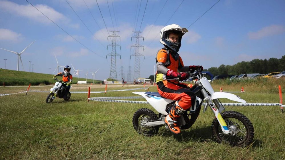 Kinderen maken eerste meters op de crossmotor 