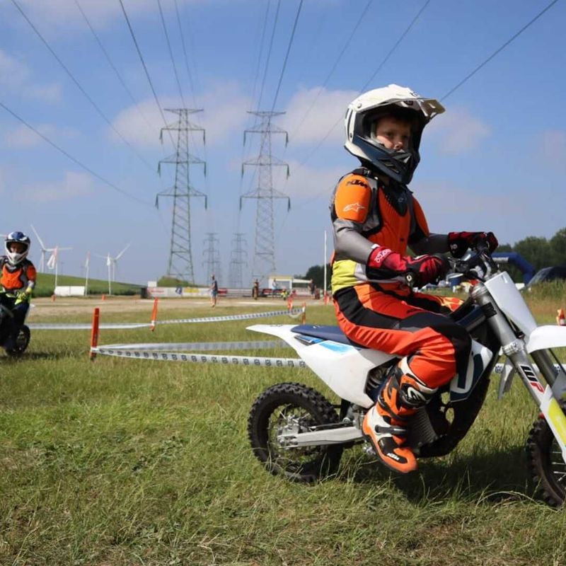 Kinderen maken eerste meters op de crossmotor 