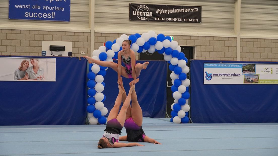 Acrogymnasten halen allerlei acrobatische toeren uit