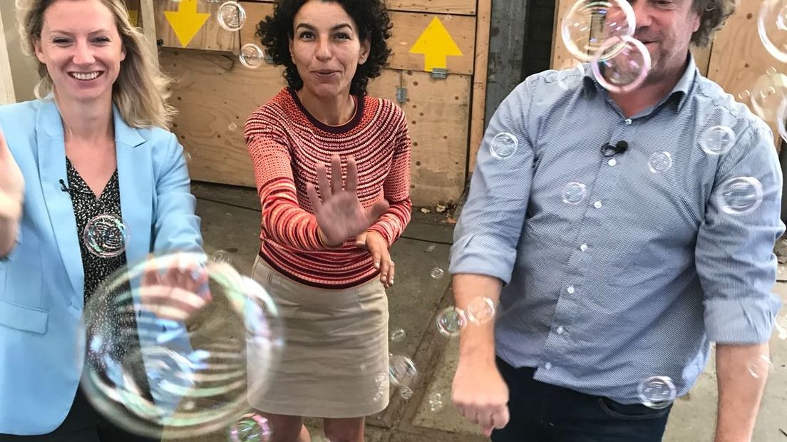 Zaterdag 22 september is het zover, dan is voor de achtste keer de Nijmeegse kunstnacht. Op meer dan twintig verschillende plekken in de stad en het Honig-complex zijn allerlei soorten kunst, lezingen, muziek en performances te beleven. Esther laat je vast een kunstwerk van zeepbellen, een dansperformance en virtual reality kunst zien.