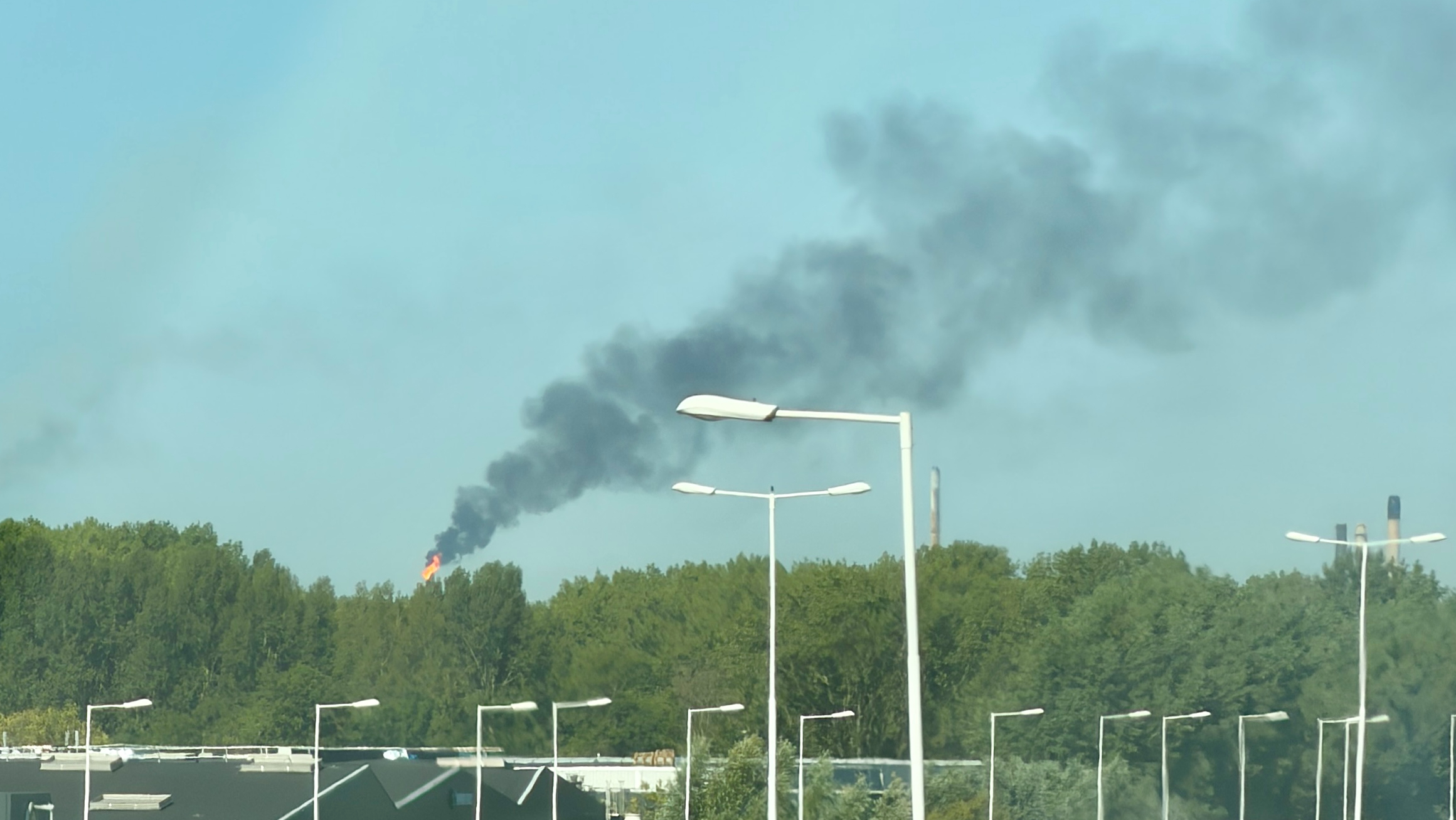 De Veiligheidsregio laat weten dat er zijn veel meldingen binnenkomen over de zwarte rookwolken.