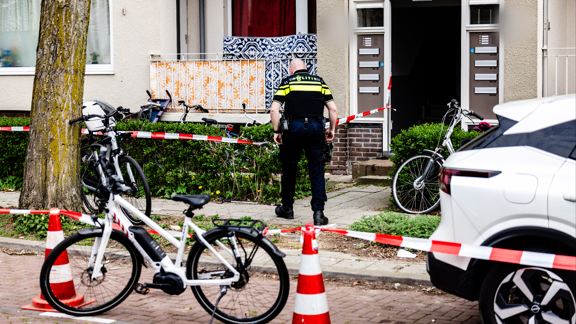 Het kind viel van driehoog naar beneden.