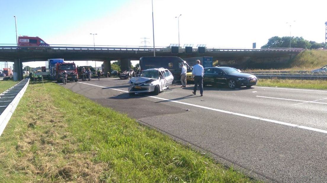 De snelweg A50 van Arnhem naar Apeldoorn is weer open. Aan het einde van de middag botsten ter hoogte van Apeldoorn tien auto's op elkaar. Volgens de politie vielen er vijf gewonden, van wie één ernstig.
