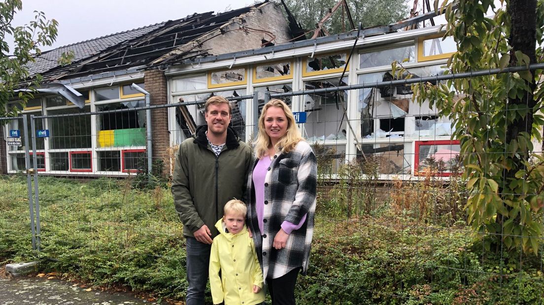 Daphne samen met haar gezin voor de afgebrande school