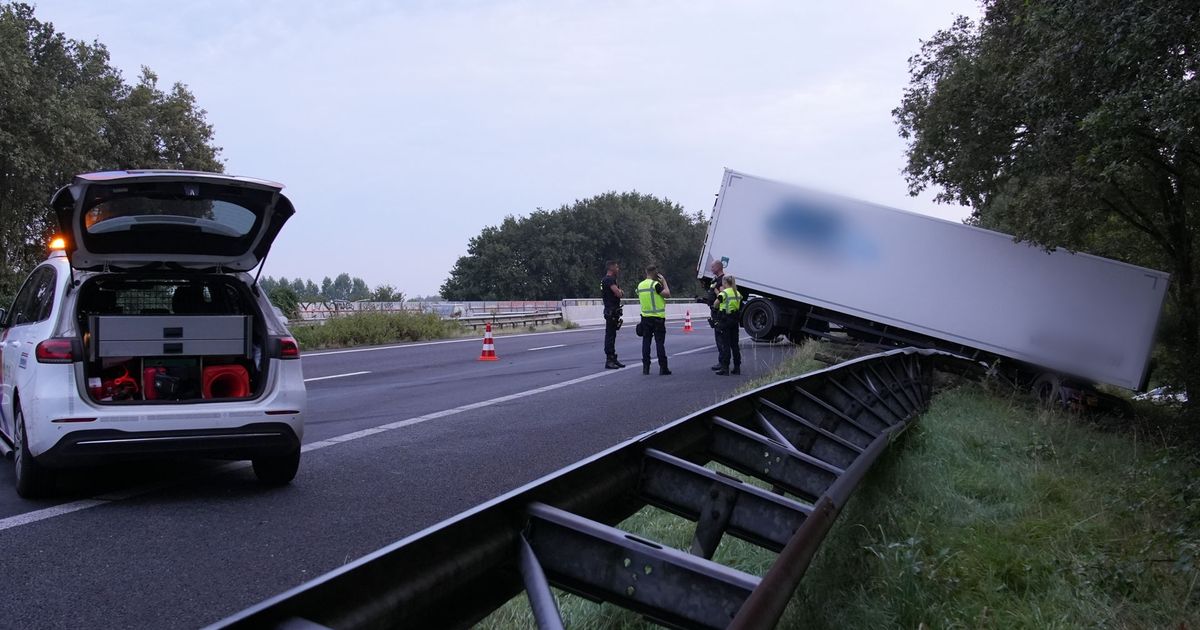 News 112: A28 near Assen towards Groningen closed until 2pm after crash with lorry