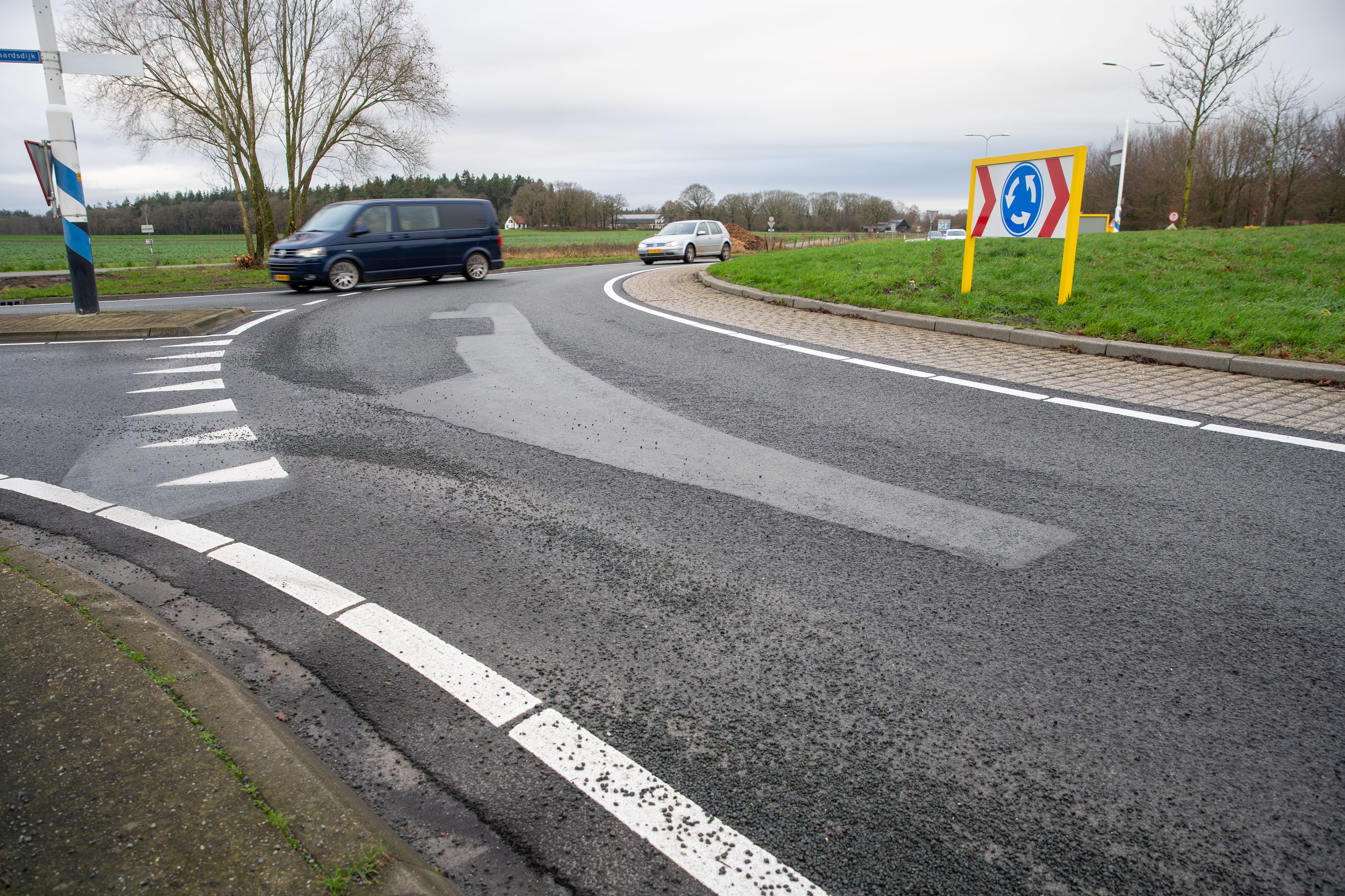 'Afbrokkelende' Rotonde N348 Krijgt Nieuw Asfalt, Met Weer Hinder Voor ...