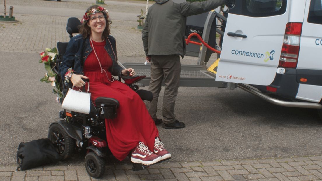 Ellie van Setten komt met de taxi aan bij haar trouwlocatie