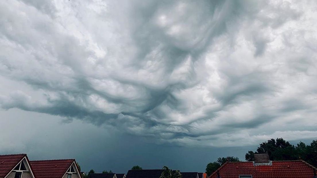 Donkere wolken pakken zich samen boven Vriezenveen