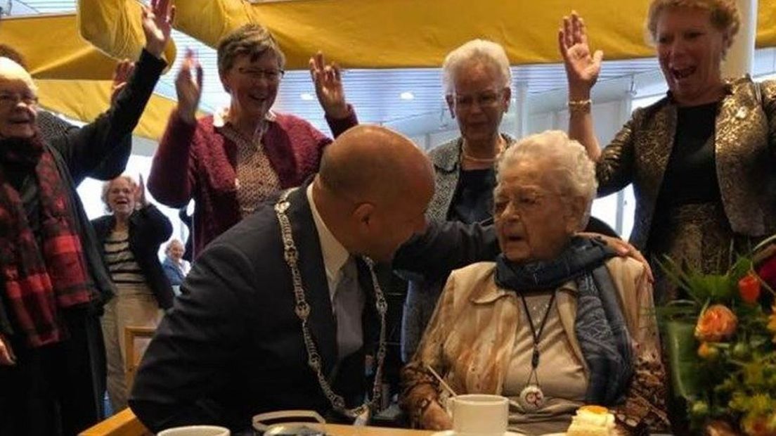 Cornelia Boonstra wordt door burgemeester Marcouch gefeliciteerd met haar 109e verjaardag (archief).