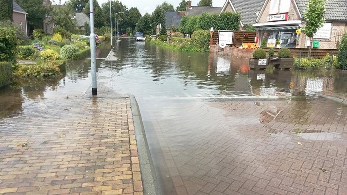 Regenbui trekt over Drenthe: wateroverlast in Wijster