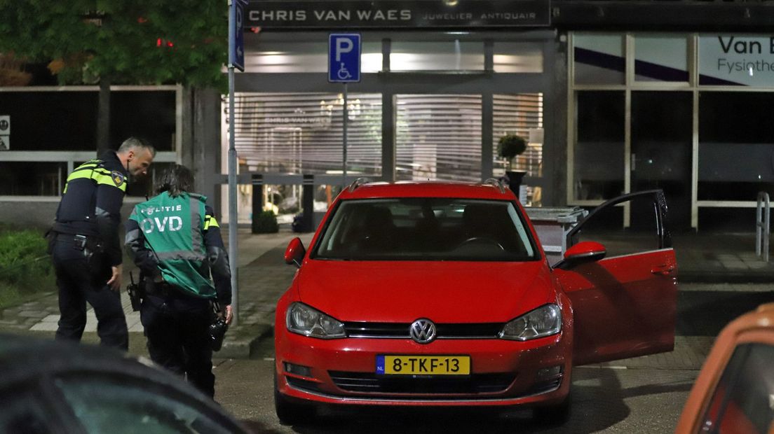 De politie onderzoekt de gebruikte auto bij de ramkraak