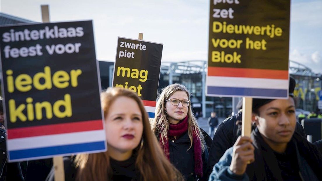Demonstranten van de actiegroep 'Kick Out Zwarte Piet' voeren actie in Rotterdam