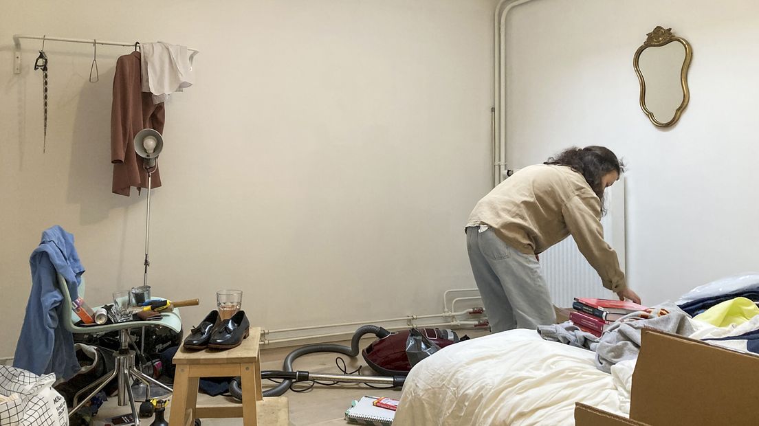 Deze studente heeft wel een kamer gevonden en zit nog even tussen de dozen