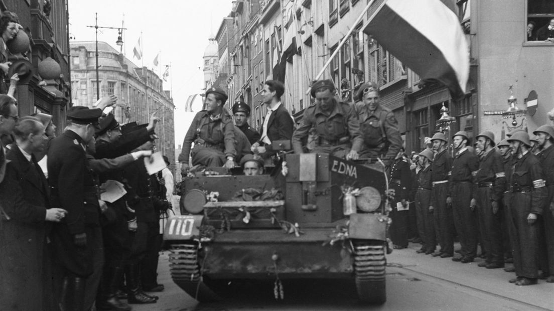 Bevrijdingsfeest in Den Haag. Leden van de  Prinses Irenebrigade bij het Haagse stadhuis.