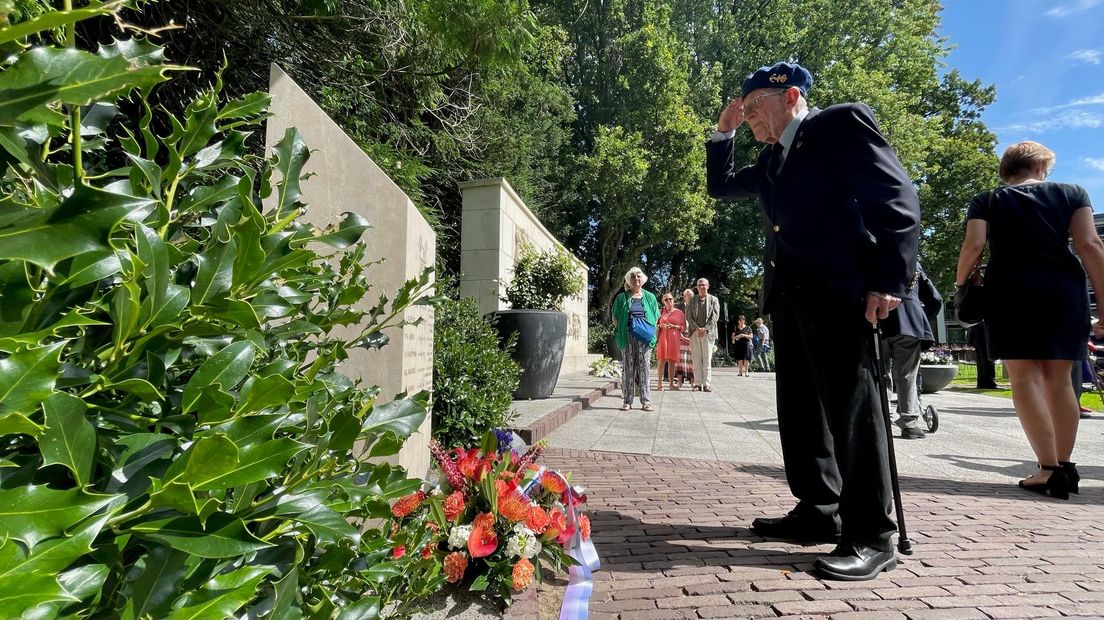 Een veteraan bij het Nederlands-Indië monument