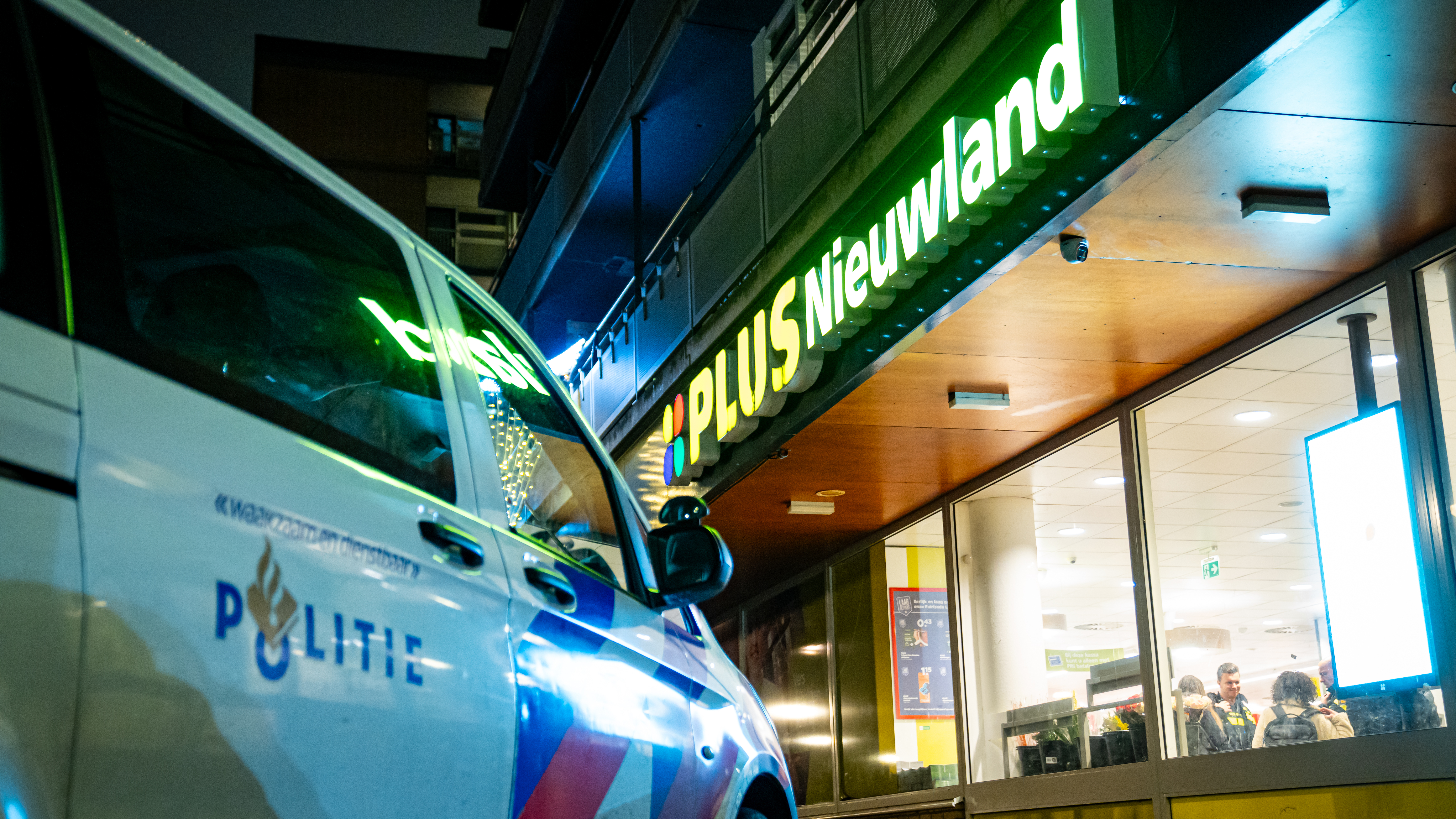 Gewapende Overval Op Supermarkt Schiedam | Geparkeerde Auto Vliegt In ...