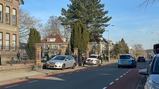 112 nieuws: Hond en baasje aangereden door auto in Deventer, hond overleeft de klap niet.