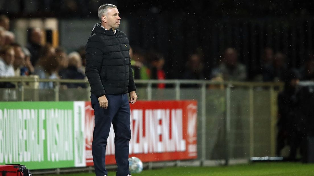 Rene Hake stond vanavond weer langs de lijn als trainer van Go Ahead Eagles