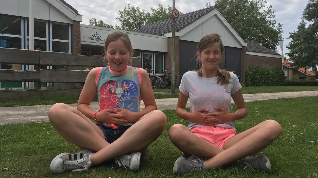 leerlingen mediteren voor hun school in Denekamp