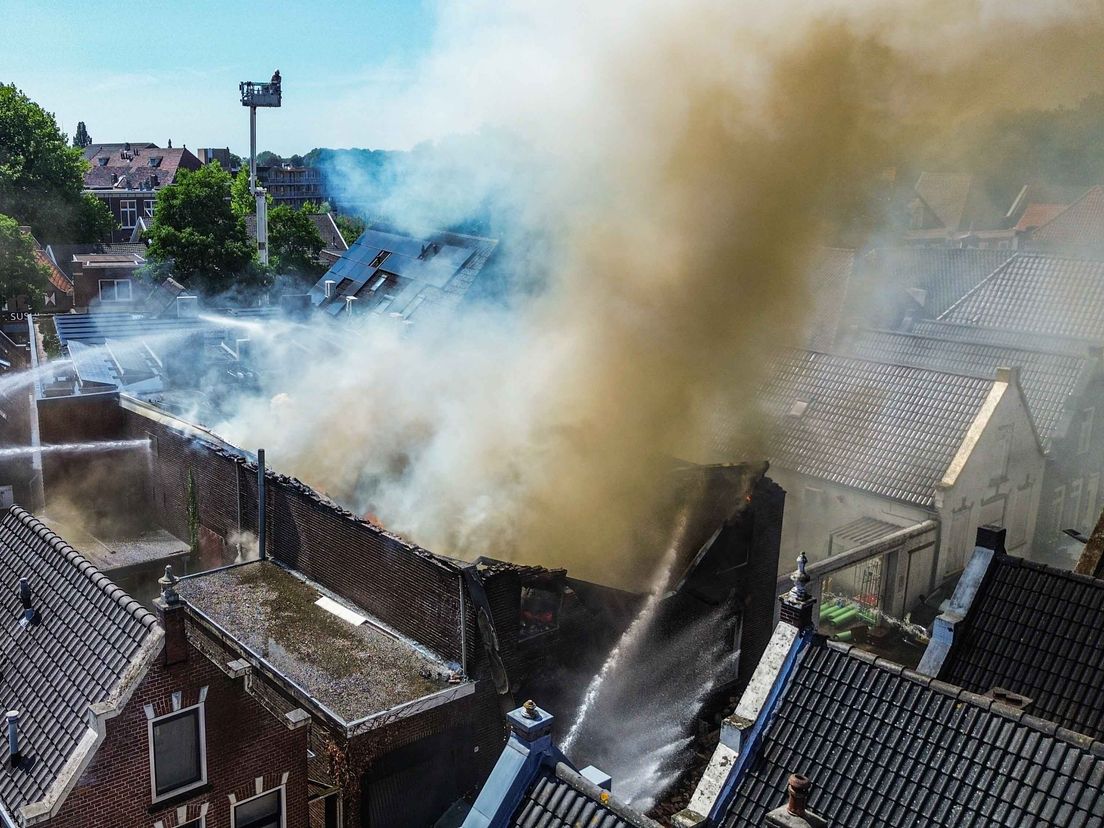 Liveblog brand Meppel • Dak slagerij naar beneden gekomen