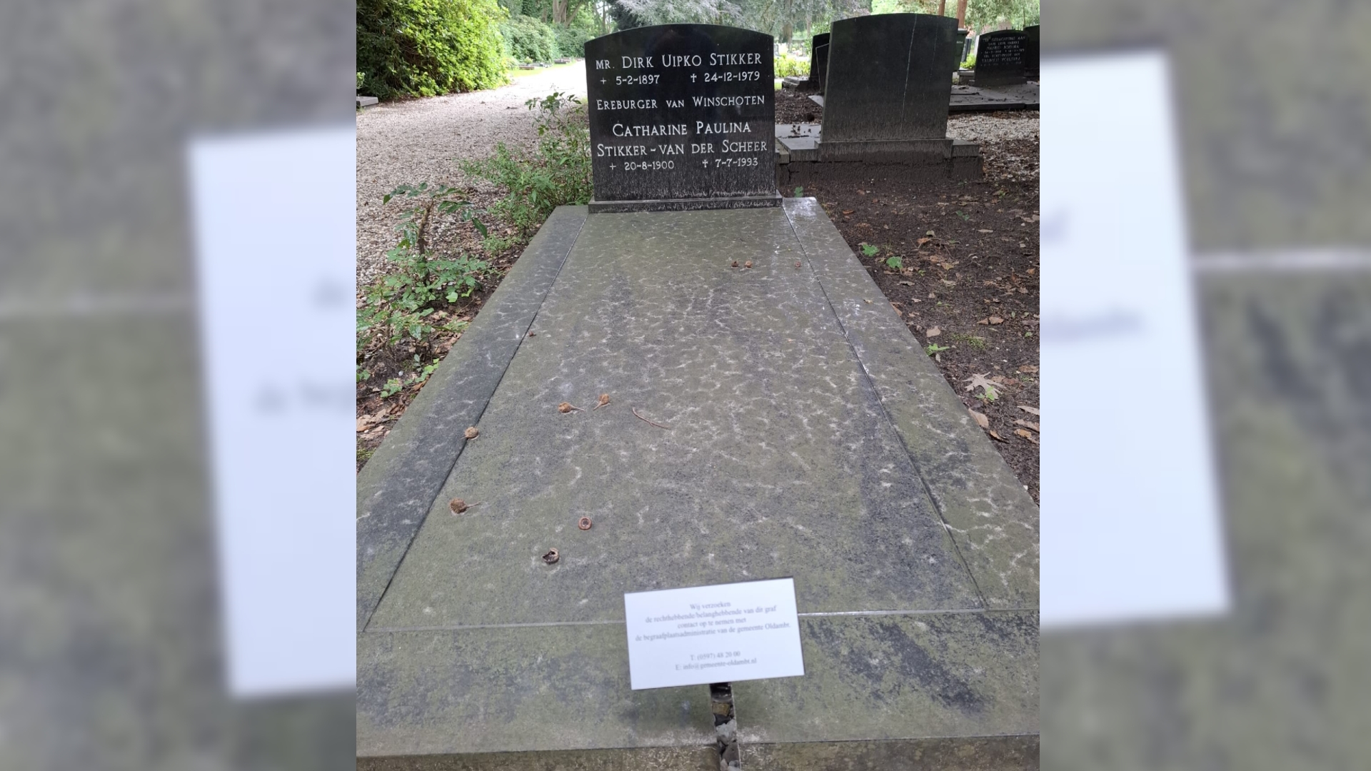 Het graf van Dirk Uipko Stikker, met het bordje ervoor