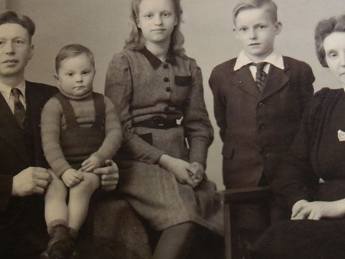 De familie Plomp vlnr: Dirk, Hans, Rietje, Piet en Jo Plomp. Foto gemaakt omstreeks 1947. Het vierde kind, Mark, werd in 1948 geboren.