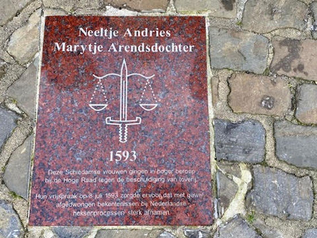 Gedenksteen voor Neeltje en Marytje op de Grote Markt in Schiedam.