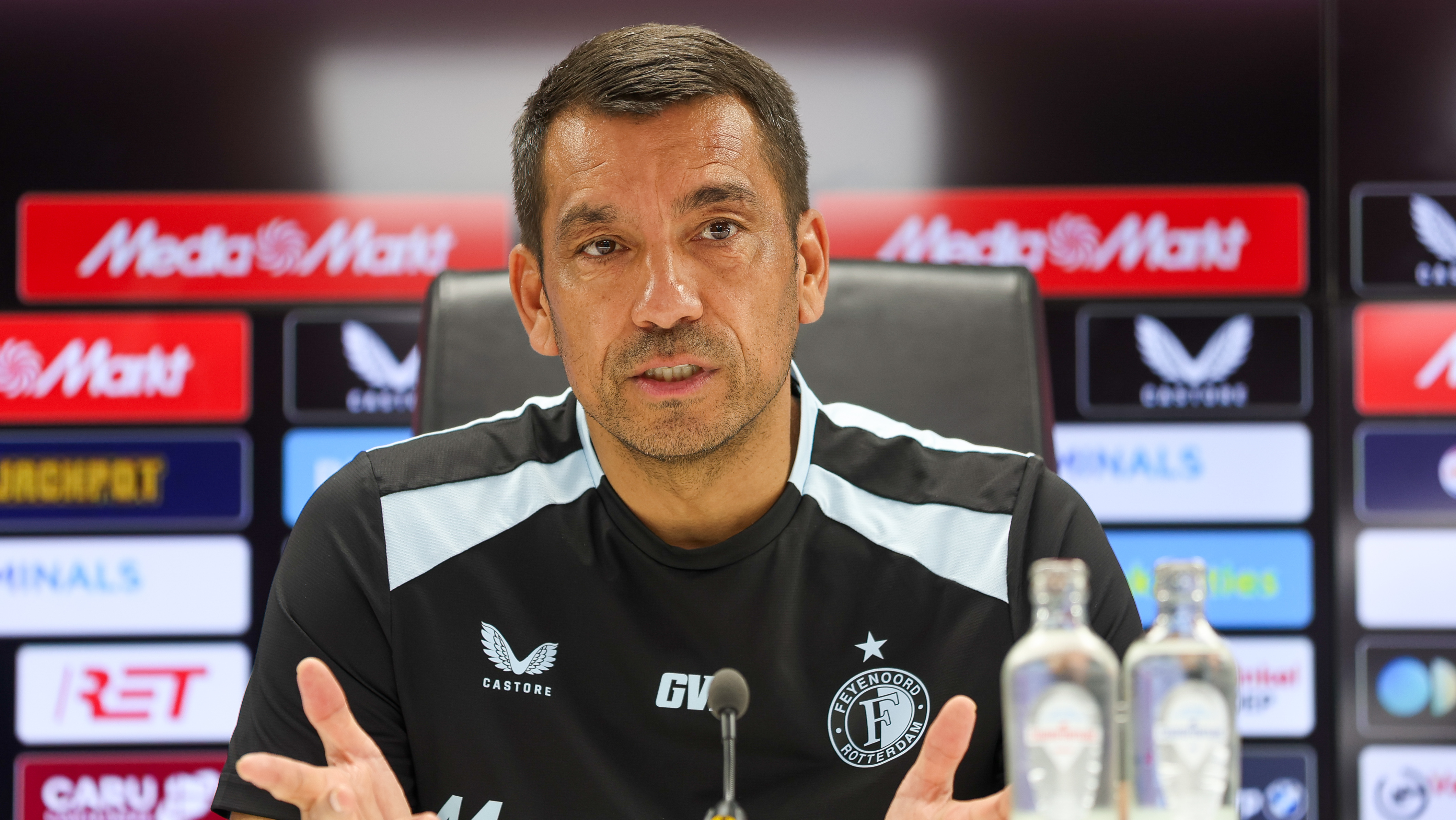 Van Bronckhorst op de persconferentie