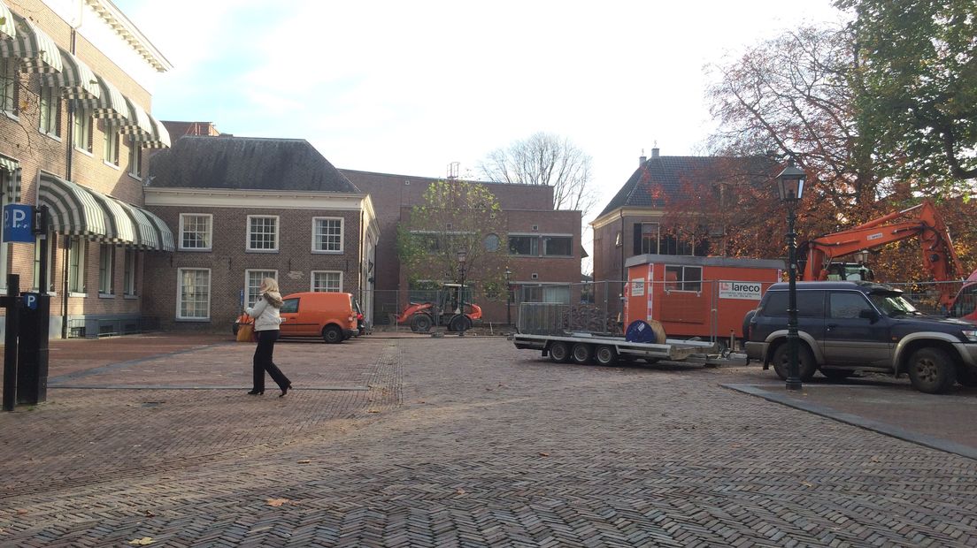 Links liggen al nieuwe parkeerplaatsen, nu wordt er gewerkt aan de fietsroute